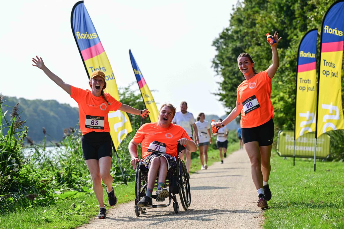 Drie deelnemers van de finance run van Emma at Work