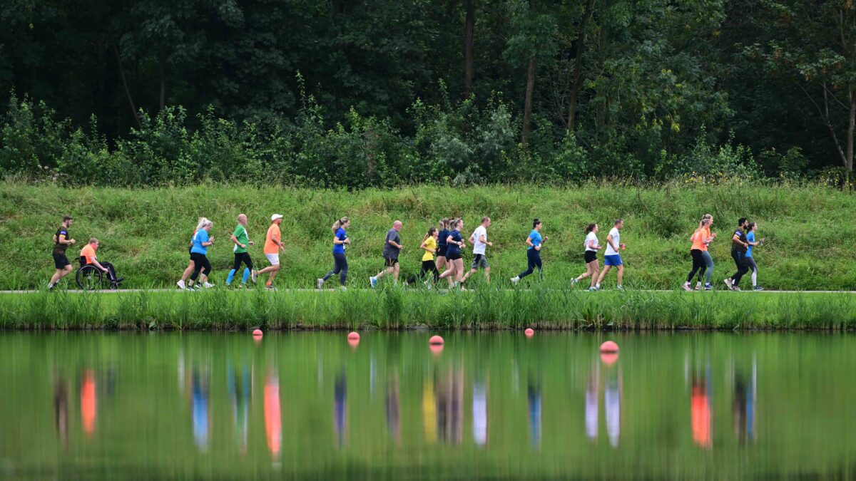 Runners op de route langs de bosbaan